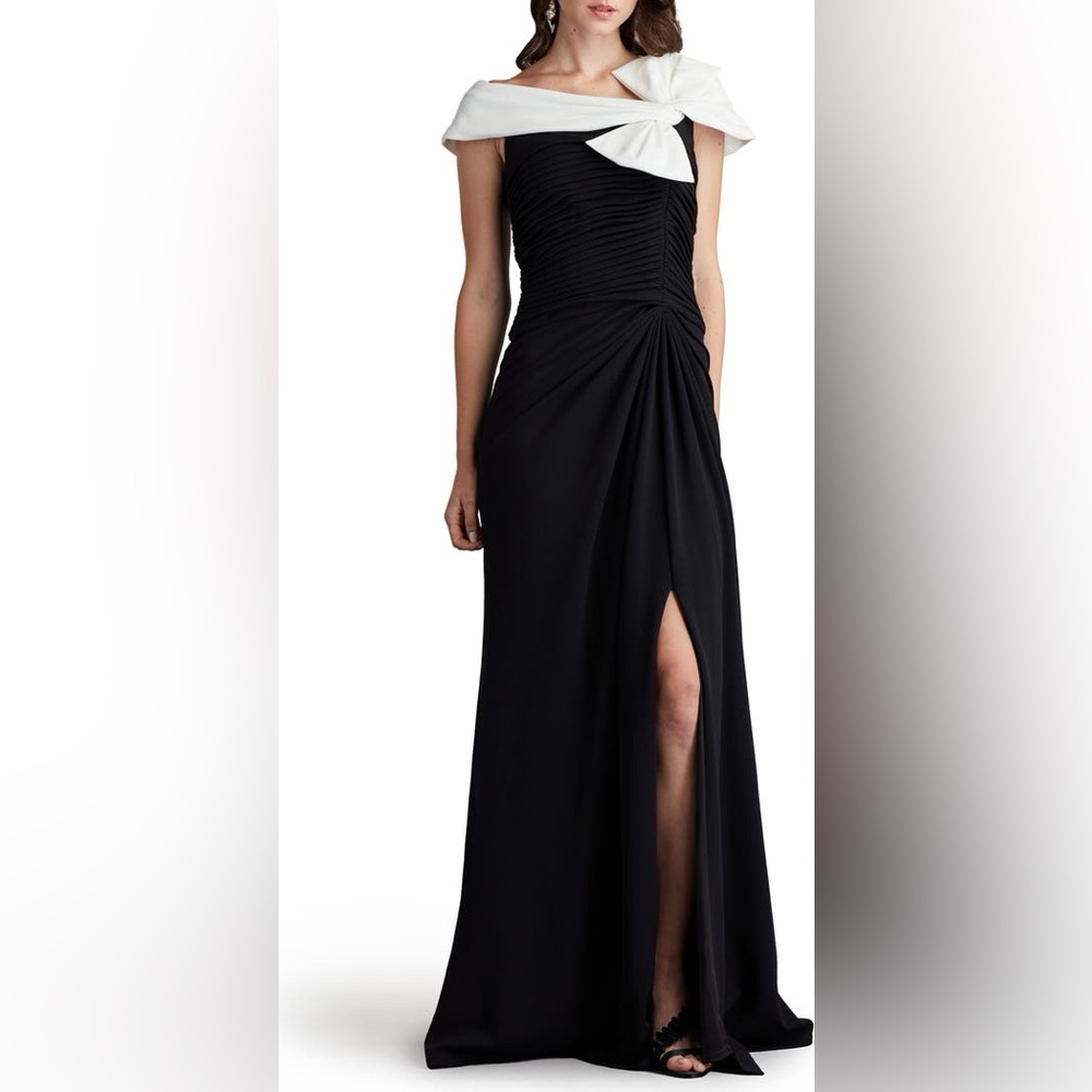 Tadashi Shoji
Bow Detail Colorblock Gown - Picture 2 of 11
